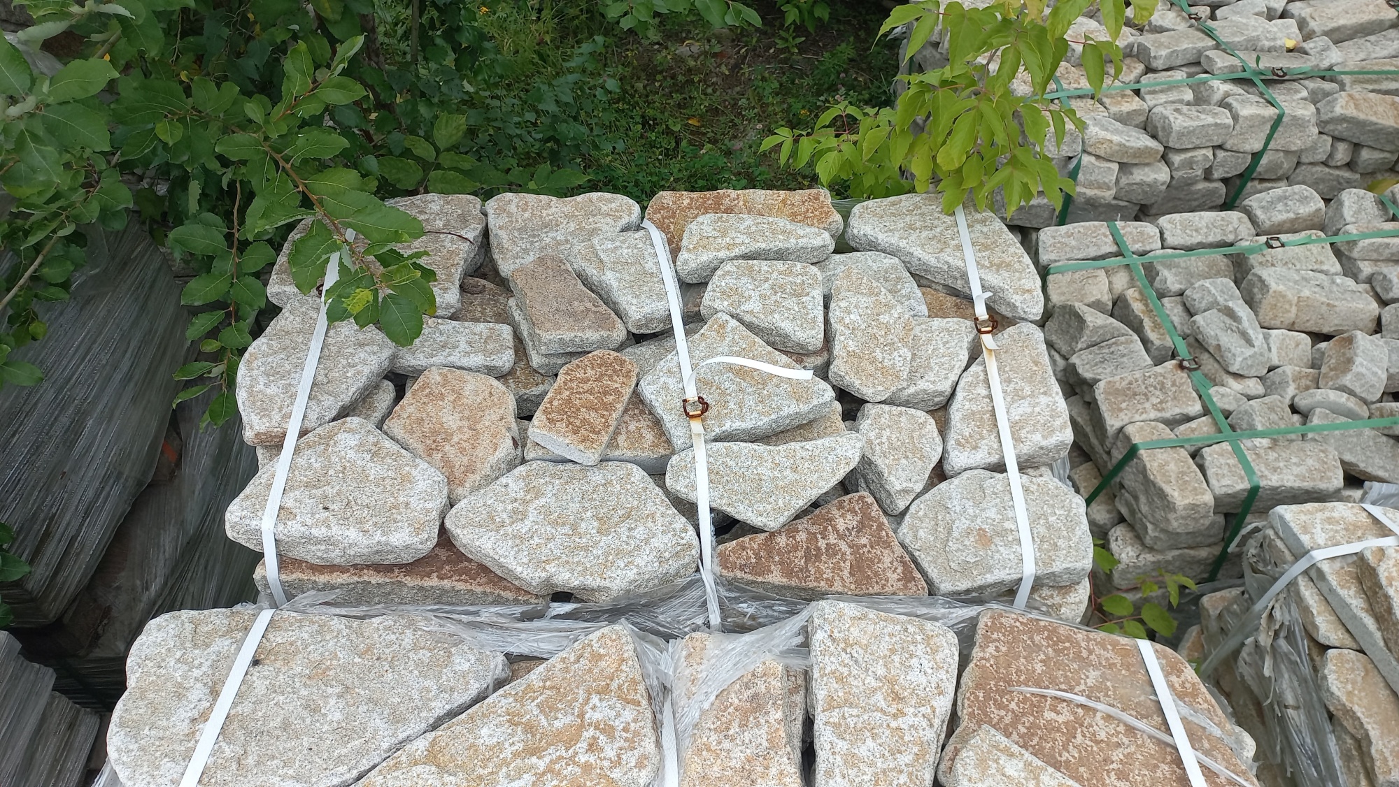 Плитняк галтованный гранитный для ландшафтного дизайна купить в Верхнеуральске