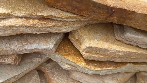 Плитняк златолит жёлтый золотистый для отмостки купить в Верхнеуральске