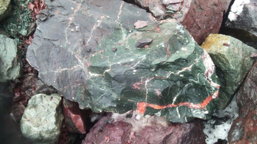 Гигантские зелёные валуны для ландшафтного дизайна весом более 5 тонн купить в Верхнеуральске