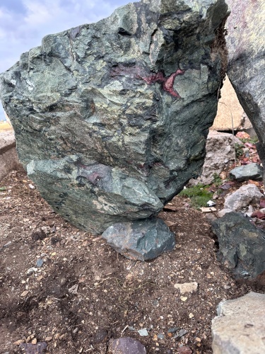 Гигантские зелёные валуны для ландшафтного дизайна весом более 5 тонн купить в Верхнеуральске