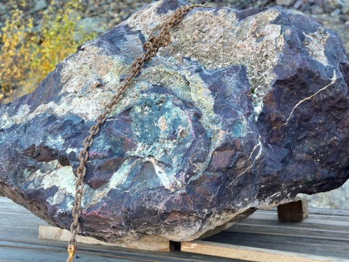 Огромные красно-фиолетовые валуны для ландшафтного дизайна весом более 5 тонн купить в Верхнеуральске