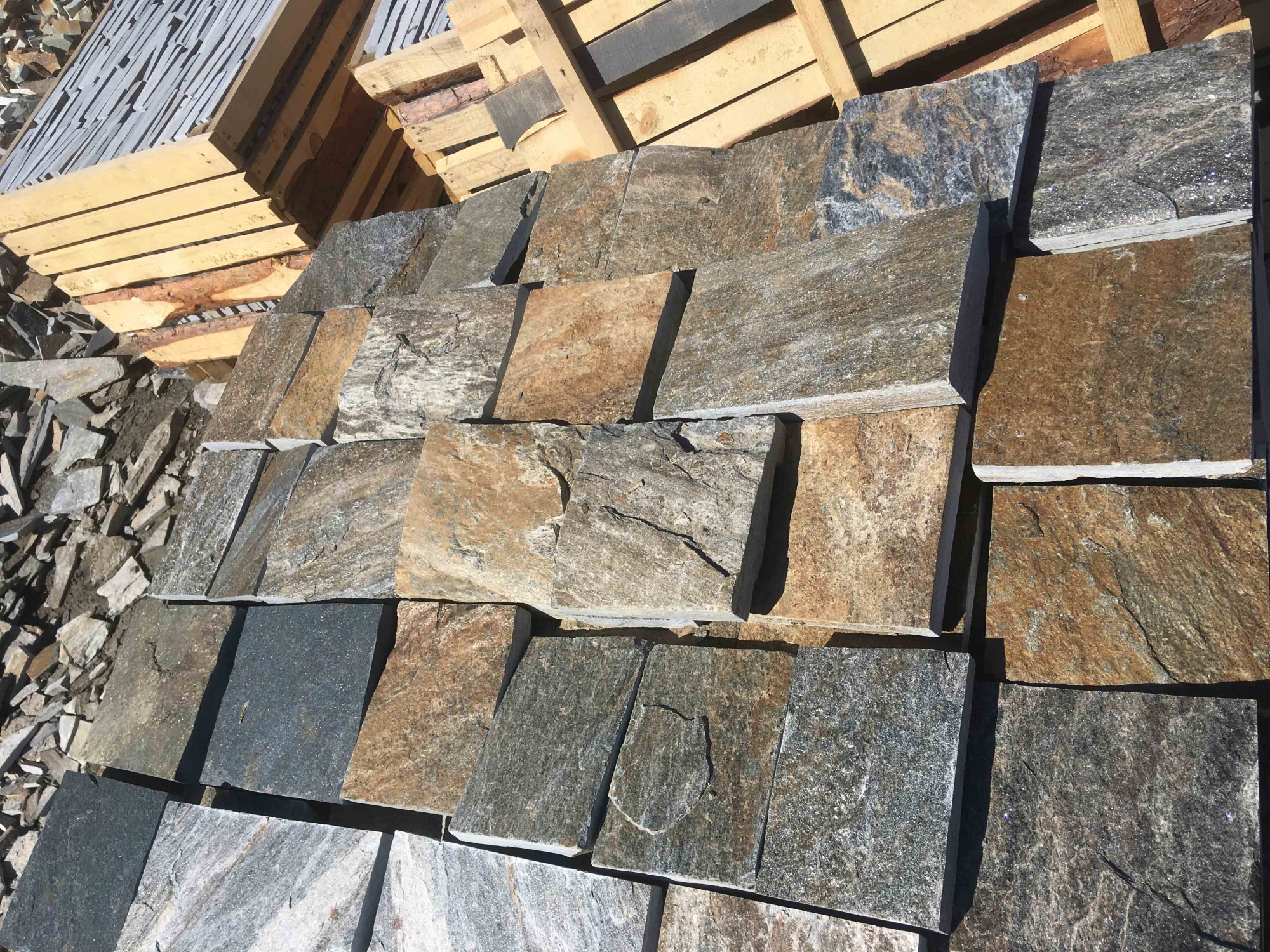 Плитка пилёная златолит Уральский для цоколя, отмостки купить в Верхнеуральске