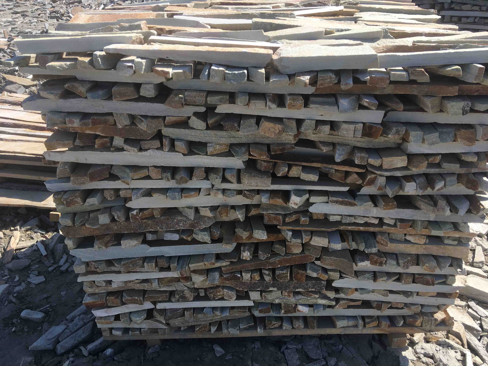 Горбушка златолит золотистый для облицовки купить в Верхнеуральске