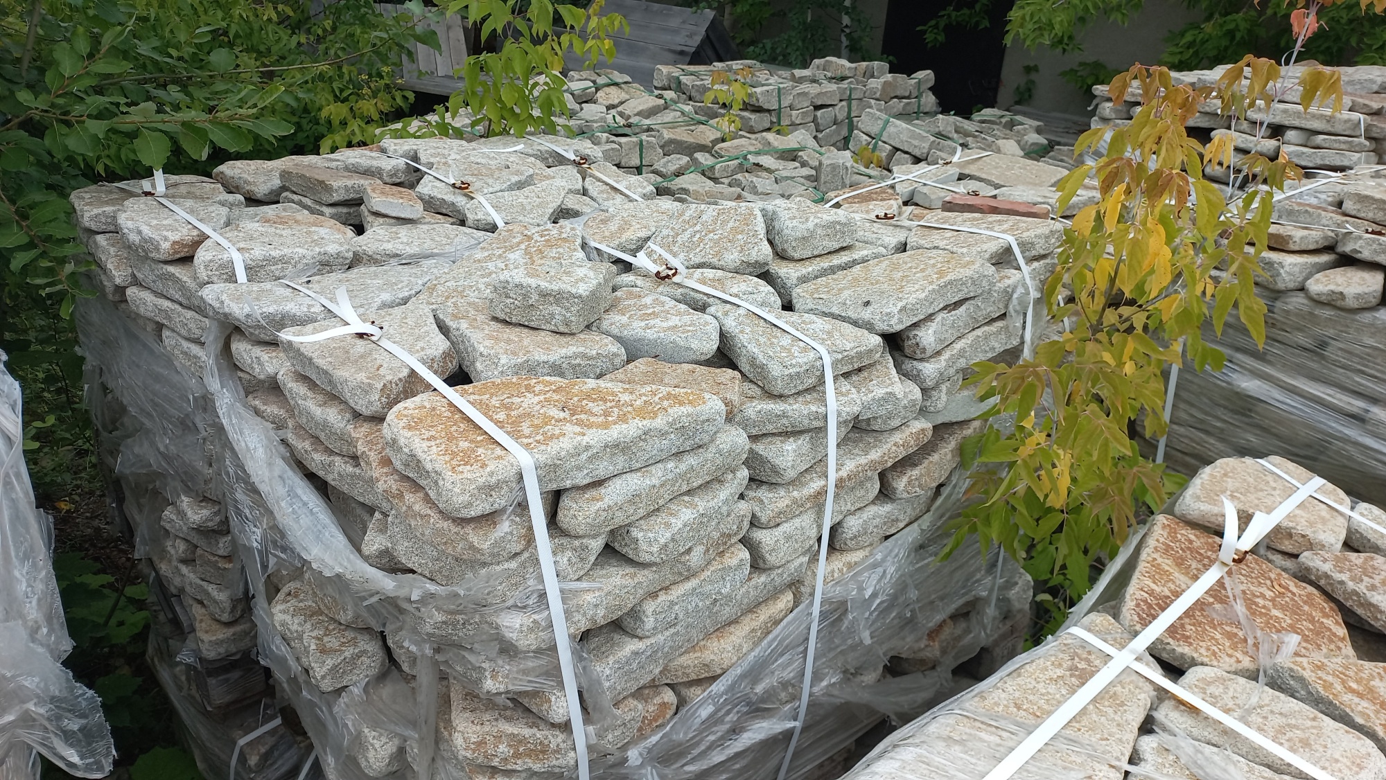 Плитняк галтованный гранитный для ландшафтного дизайна купить в Верхнеуральске