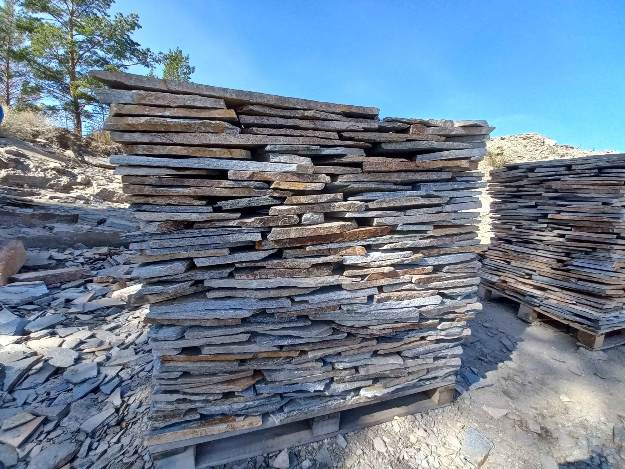 Плитняк златолит серебристый для фасада купить в Верхнеуральске