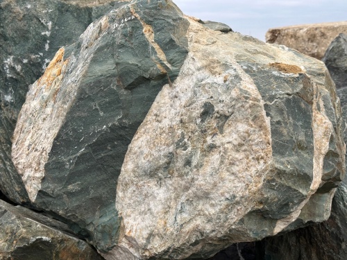 Гигантские зелёные валуны для ландшафтного дизайна весом более 5 тонн купить в Верхнеуральске