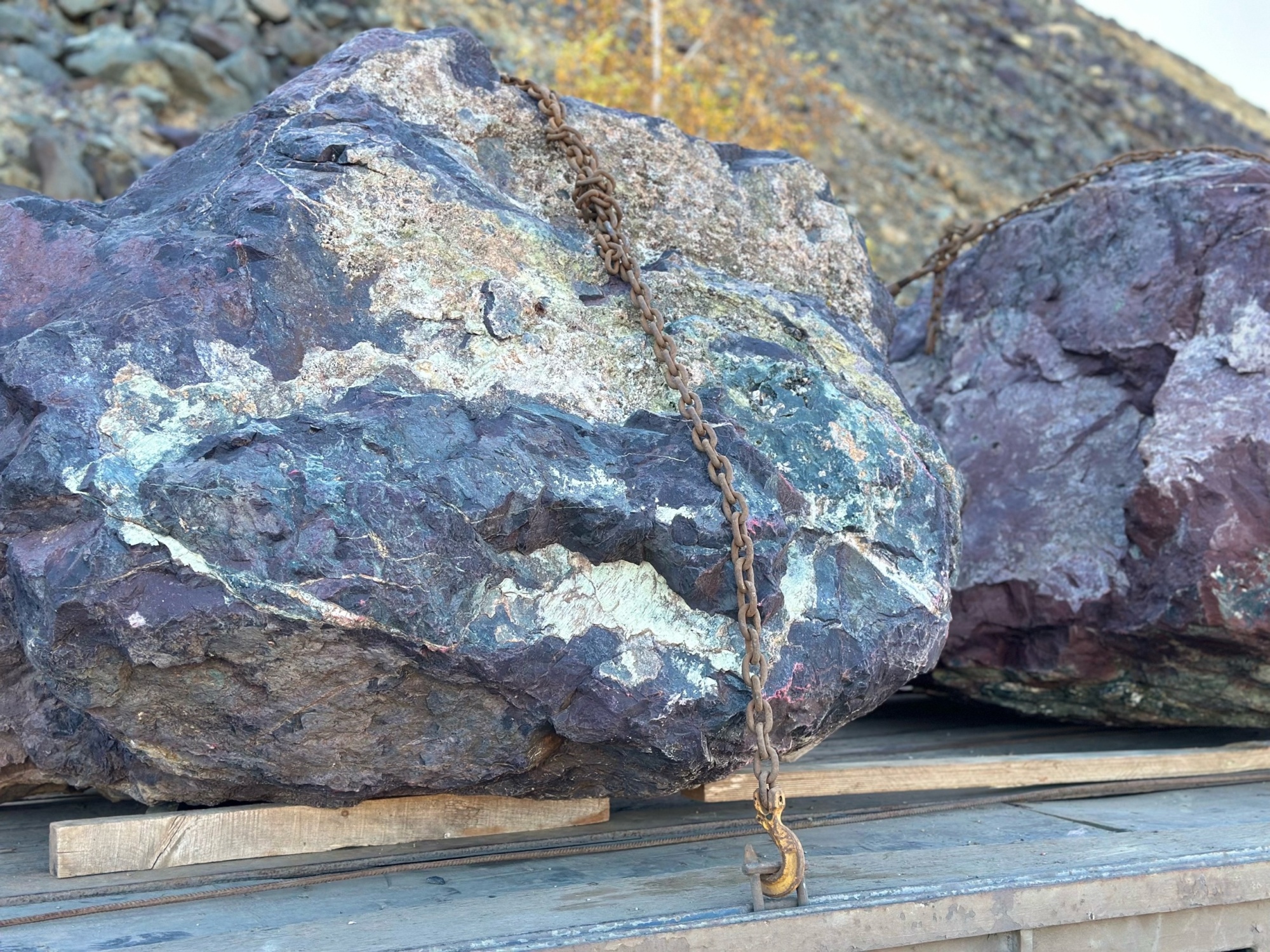 Огромные красно-фиолетовые валуны для ландшафтного дизайна весом более 5 тонн купить в Верхнеуральске