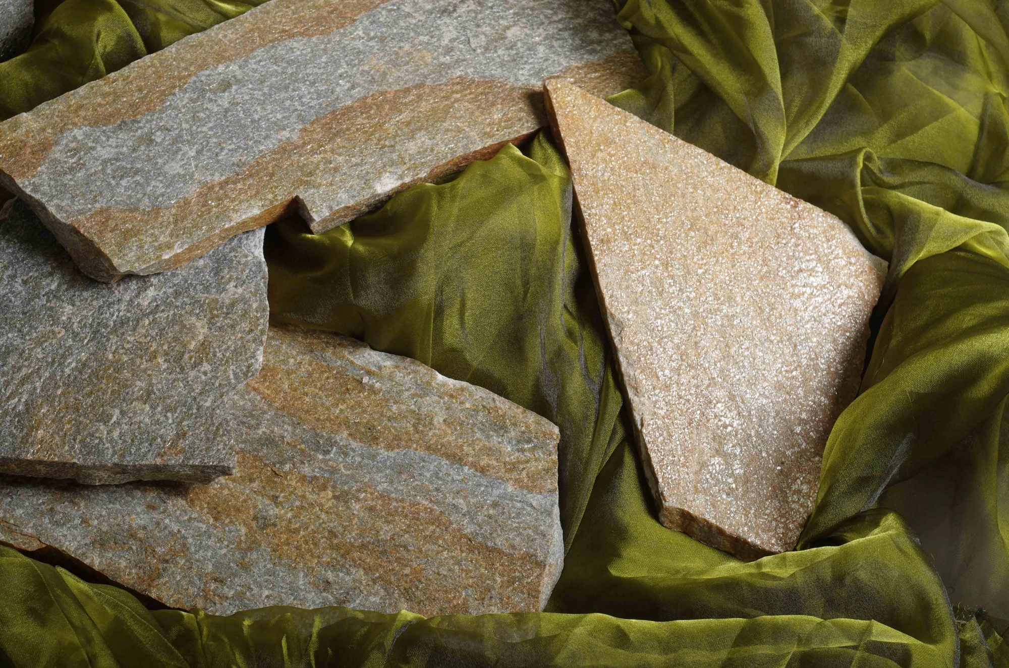 Плитняк златолит Уральский для цоколя, отмостки купить в Верхнеуральске