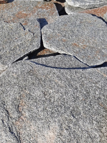 Златолит серебристый галтованный для лестниц купить в Верхнеуральске