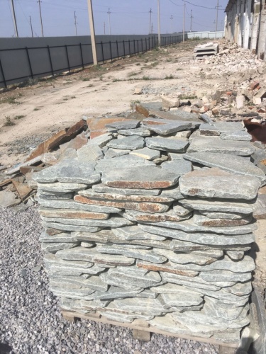 Златолит серебристый галтованный для лестниц купить в Верхнеуральске