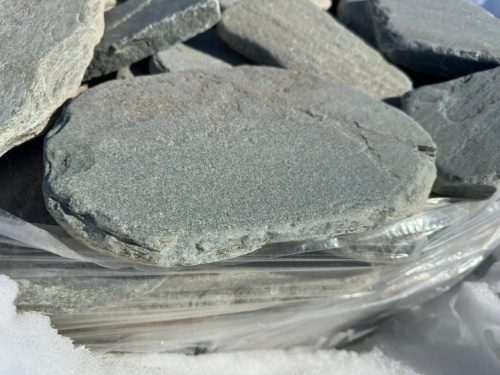 Плитняк златолит зелёный галтованный для мощения на бетон купить в Верхнеуральске